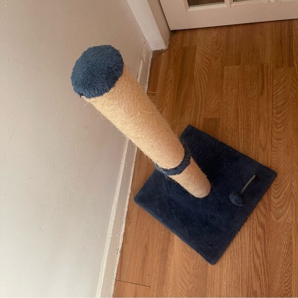 Amazon Basics 34“ Navy & Beige Tall Cat Scratching Post - Picture 4 of 15